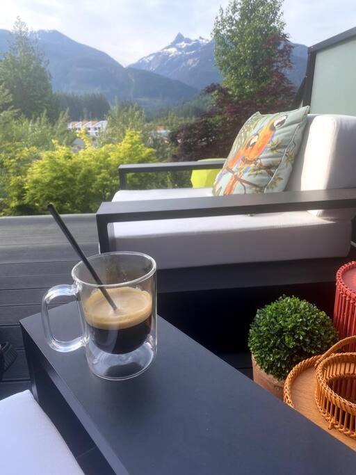 Mountain Serenity Meets Luxury Squamish Exterior photo