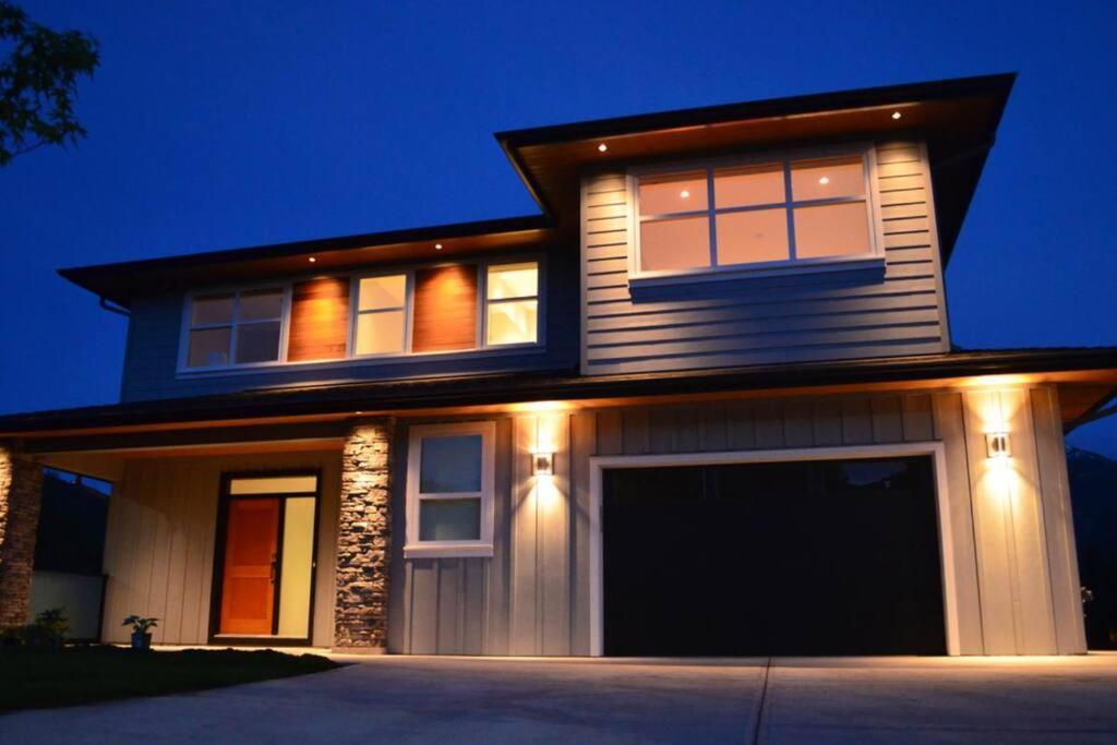 Mountain Serenity Meets Luxury Squamish Exterior photo