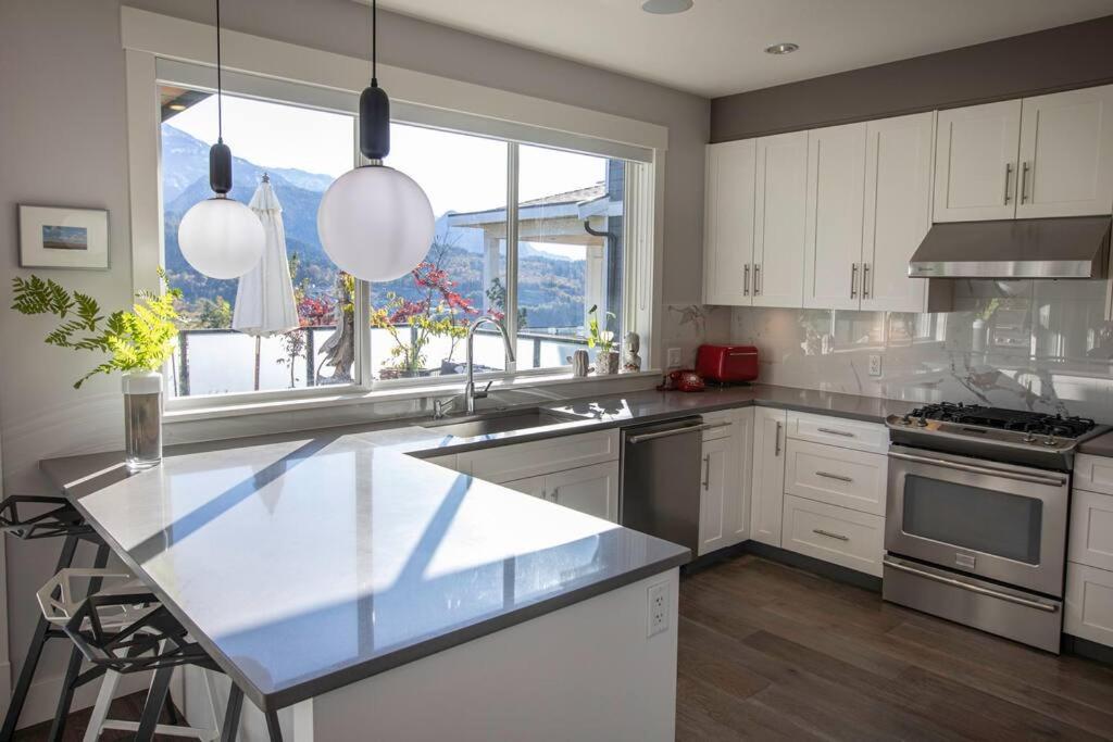 Mountain Serenity Meets Luxury Squamish Exterior photo