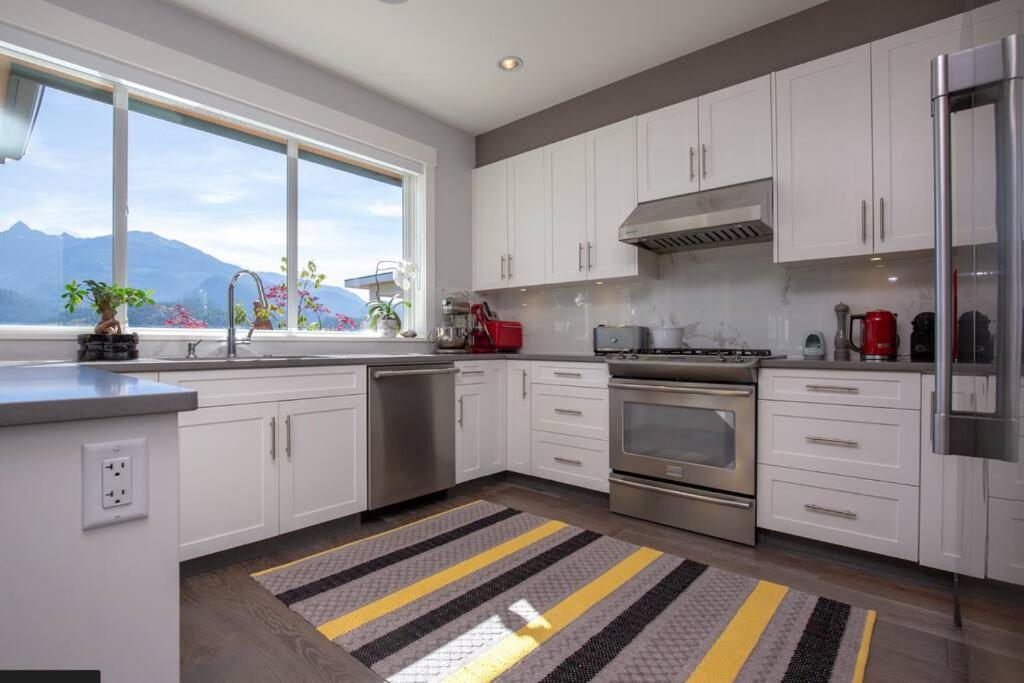 Mountain Serenity Meets Luxury Squamish Exterior photo